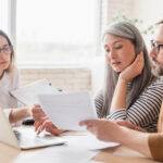 Consultant,Financial,Advisor,Specialist,Dealing,With,Mature,Couple,Clients,,Discuss